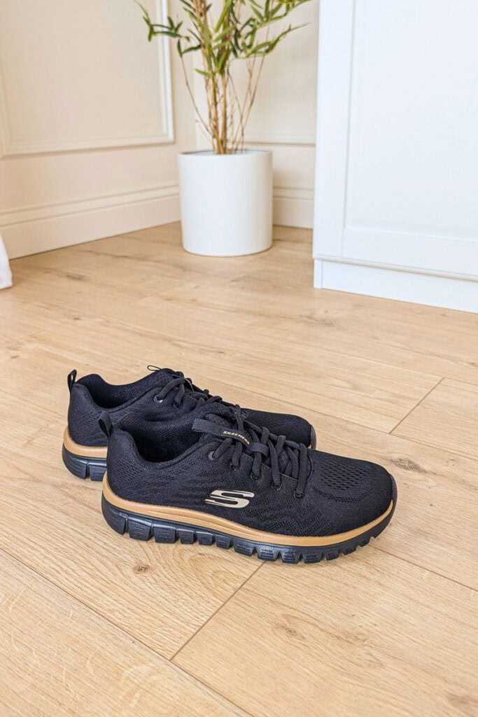 black skechers trainers