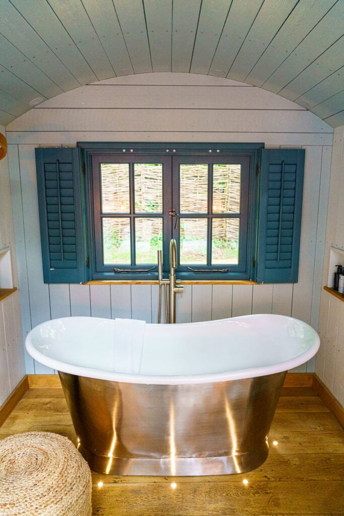 bath hideaway hut