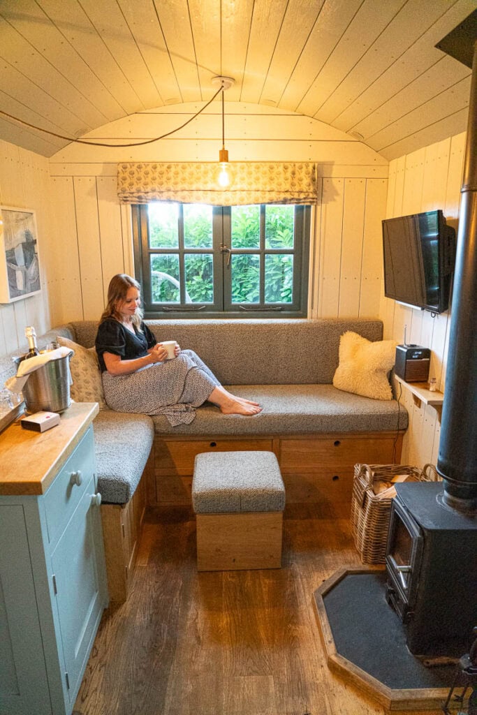 hideaway hut lounge